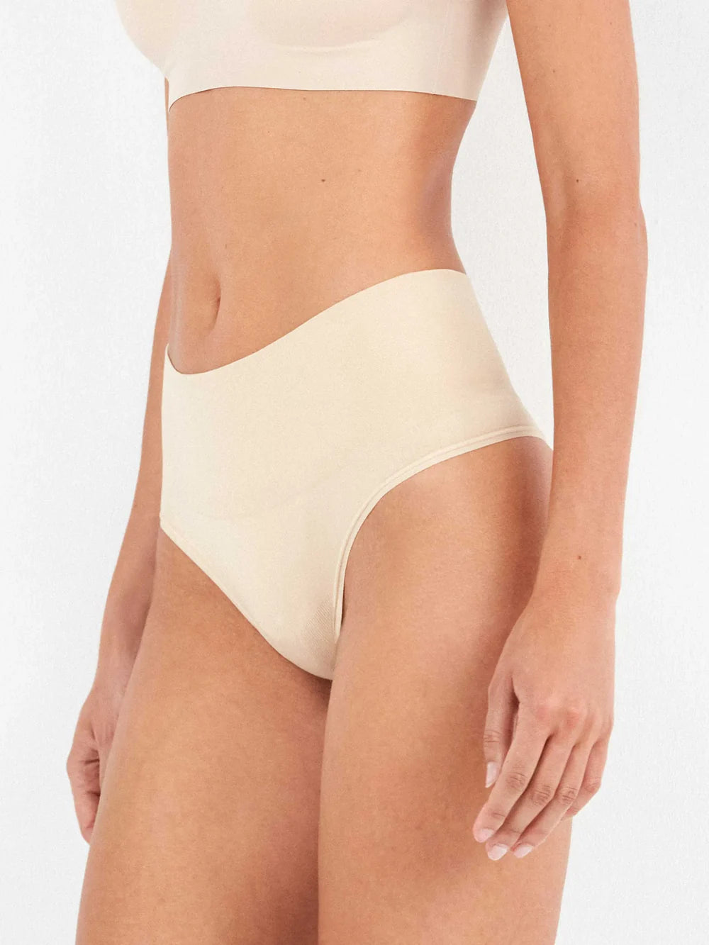 Tanga alta com controlo de cintura